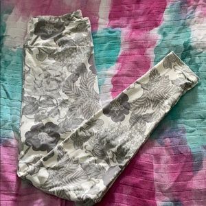 Lularoe gray and white floral OS leggings NWOT